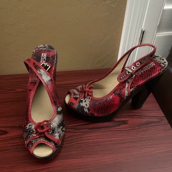 Red high heel shoe with designs - Picture 3 of 3